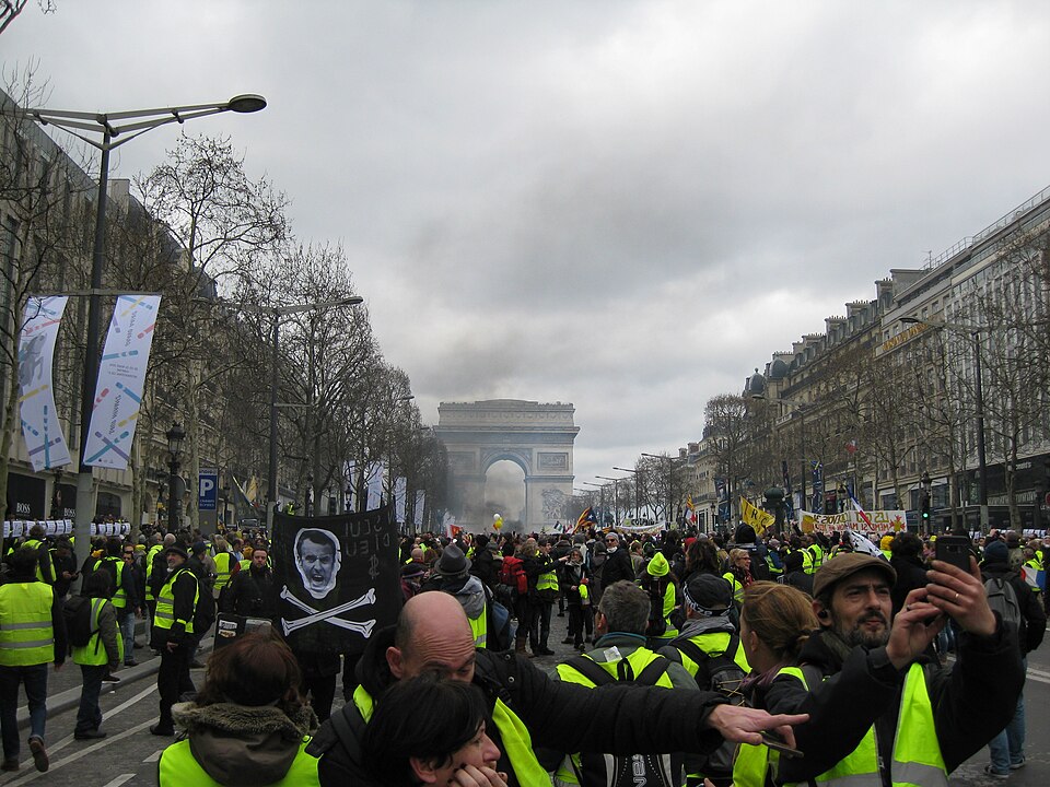 Foule de manifestants en gilet jaune sur l'avenue des Champs-Élysées.